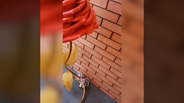 Роза из изолона с золотыми стеблем и листьями! МК, мастеркласс. смотреть онлайн