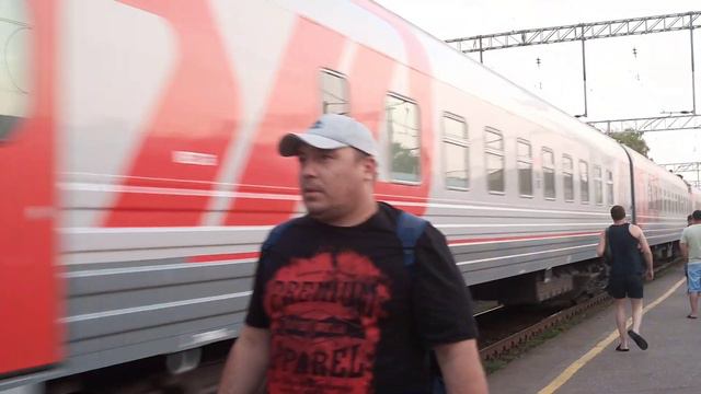 Вечерний приветливый Электровоз ЭП2К-045 С Пассажирским поездом прибывает на станцию Уфа смотреть онлайн
