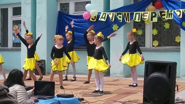 Танец "Солнышко" в исполнении деток 1 класса смотреть онлайн