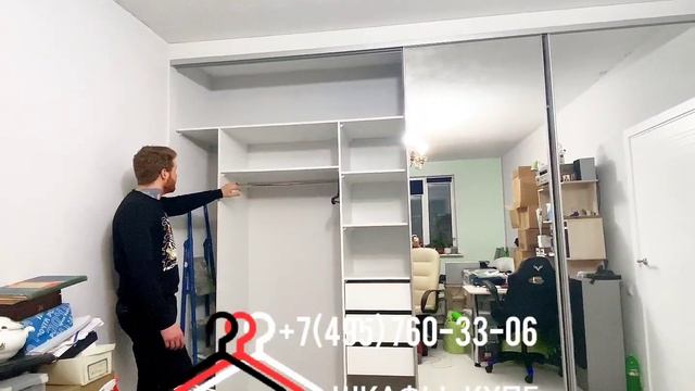 Встроенный шкаф-купе в комнату на заказ. Современные зеркальные раздвижные двери с узкими рамками. смотреть онлайн