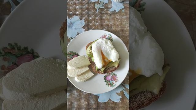 Бутерброд с авокадо и яйцом пашот! Приятного аппетита!!!) смотреть онлайн