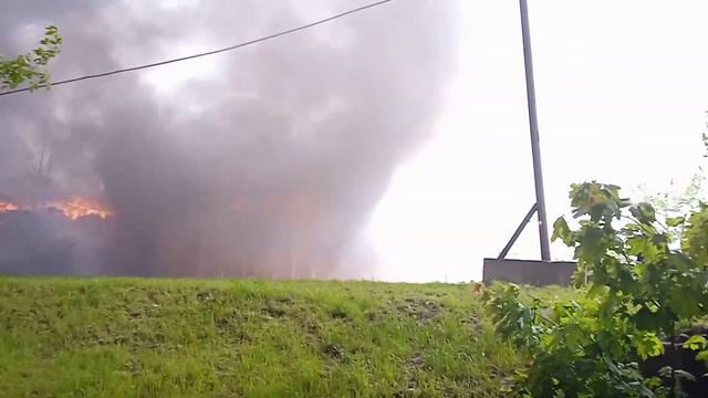 ПОЖАР В МОСКВЕ. ГОРЯТ СКЛАДЫ. На 1й Котляковском переулке. смотреть онлайн