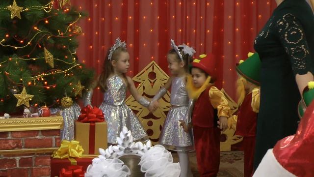 Хоровод на новогоднем утреннике 2018 в младшей группе Муз рук Максюта Г В смотреть онлайн