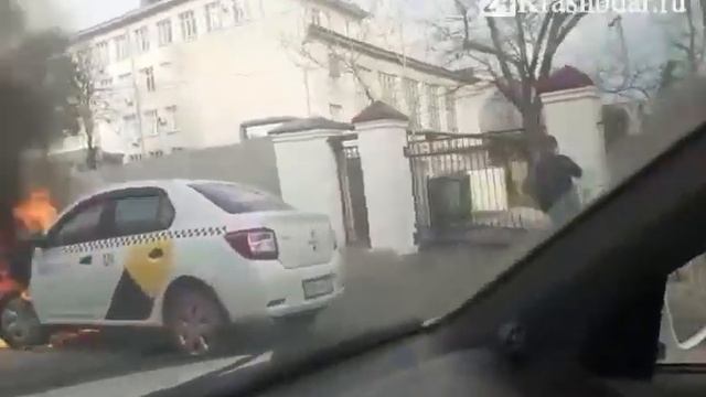 Сгорело такси «Яндекс» на улице Красной смотреть онлайн