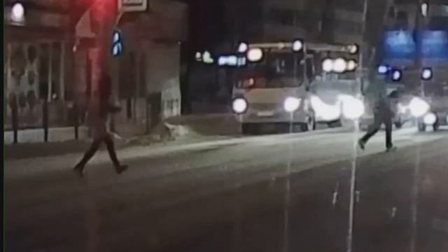 Упала перебегая светофор, Омск (20.11.2018)