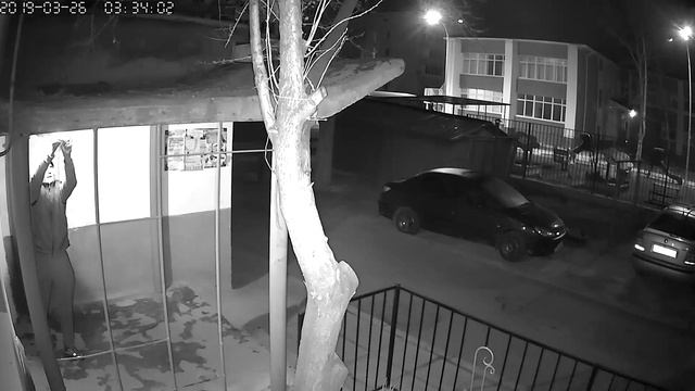 Вор. Скручивает лампочки в подъезде смотреть онлайн