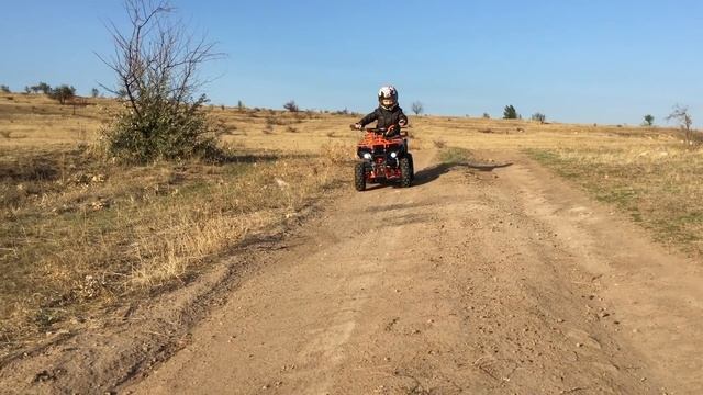 Марк устроил гонку на квадроцикле с мамой. Видео для детей. смотреть онлайн