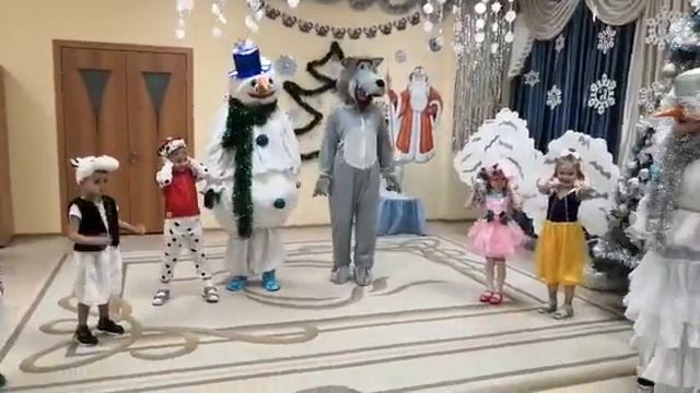 25.12.2020. Новый год в ср гр. Игра "СНЕГ РУКАМИ НАГРЕБАЕМ" (волк, снежная баба, снеговик). смотреть онлайн