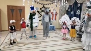 25.12.2020. Новый год в ср гр. Игра «СНЕГ РУКАМИ НАГРЕБАЕМ» (волк, снежная баба, снеговик).