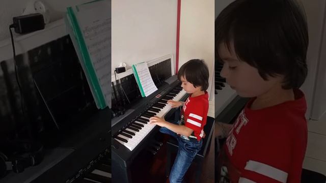 Максим играет Грига смотреть онлайн