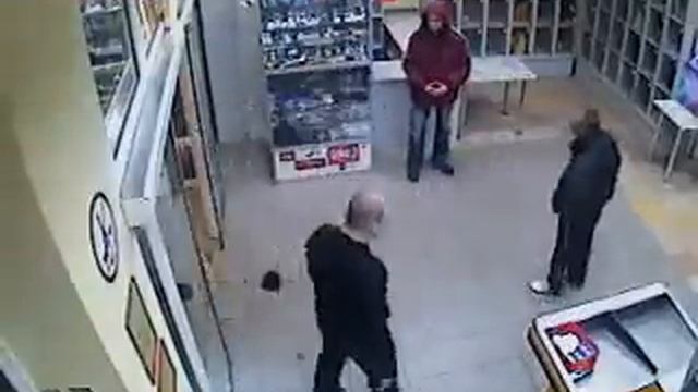 Охраники вырубили покупателей