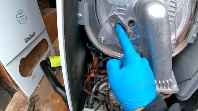 Vaillant EcoTec Pro - How To Change The Electrodes (F28 / F29 / F67) смотреть онлайн