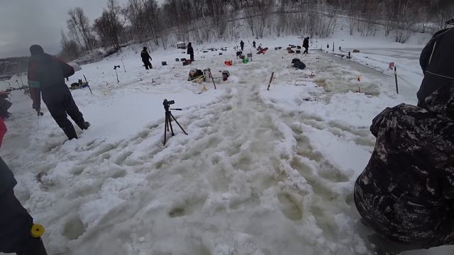 Этот раттлин косит форель! Провалился под лед! Ловля форели со льда! закрытие сезона твердой воды! смотреть онлайн