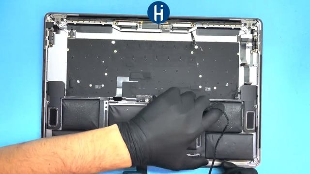 Замена аккумулятора, чистка от пыли и замена термопасты MacBook Pro 15 A1990 смотреть онлайн