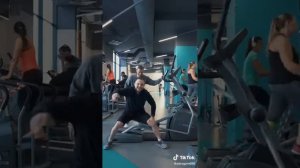 Чел на эллиптическом тренажере
