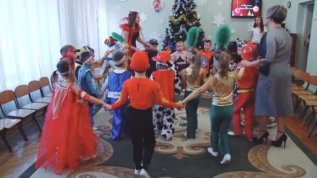 Новорічний хоровод "Круг ялинки" смотреть онлайн
