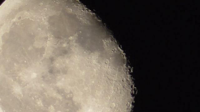 7 ноября 2017 г., 22:53:37. Луна-третья фаза. Движение луны. 90 крат увеличение. Питер смотреть онлайн