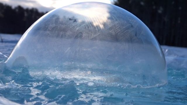 WATCHING BUBBLES FREEZE смотреть онлайн