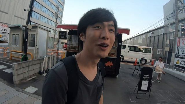 青山から表参道を歩く смотреть онлайн