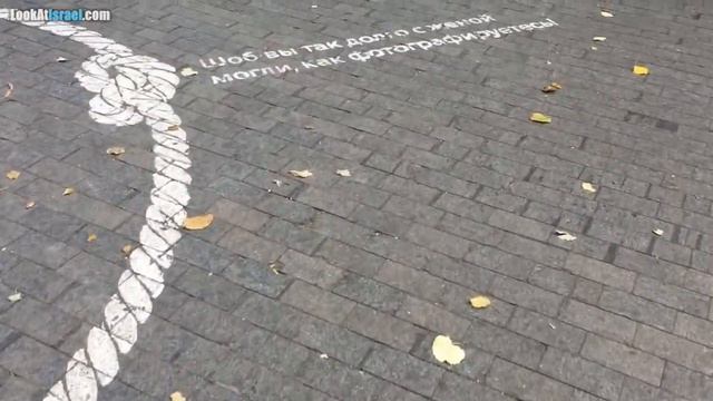 Памятник 12 стулу в Одессе. И очередь. смотреть онлайн