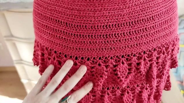 Красный костюм: болеро и юбка с рюшами крючком