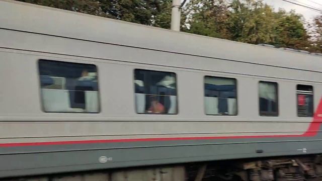 Электровоз ЭП2К-471 с перегоняемым электровозом ЭП2К-381 и пассажирским поездом смотреть онлайн