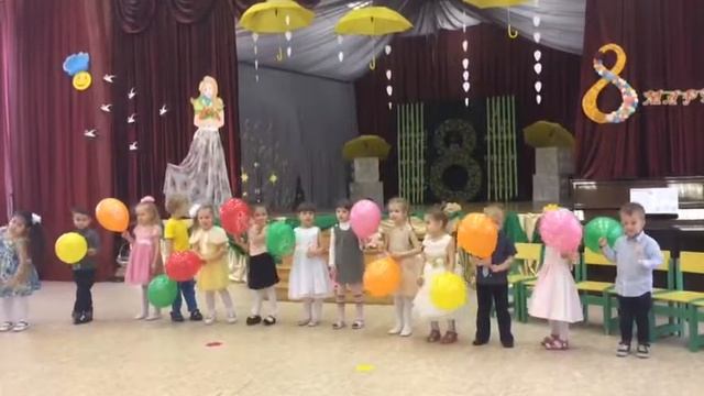 Доминика читает стих. 8 марта в садике смотреть онлайн