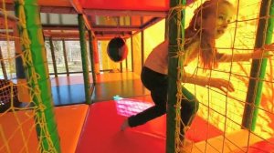 Девочки играют в парке, в лабиринте, прыгают на батуте и на банджо. Видео для детей