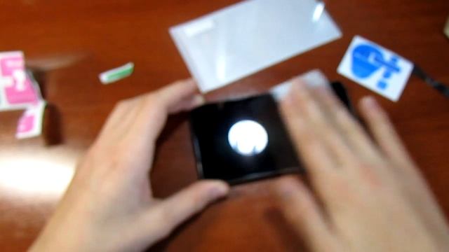 Клеем защитное стекло на смартфон Xiaomi Redmi Note 2