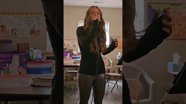 Payton Myers practices the iconic Whitney version of National Anthem смотреть онлайн
