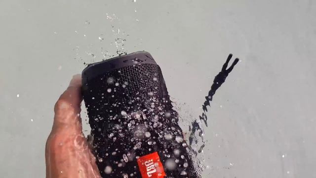 JBL Flip 4 - Water test смотреть онлайн