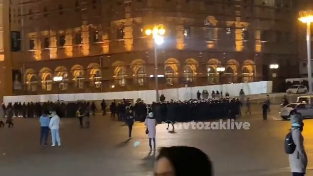 Манежная площадь - Толпа омоновцев смотреть онлайн