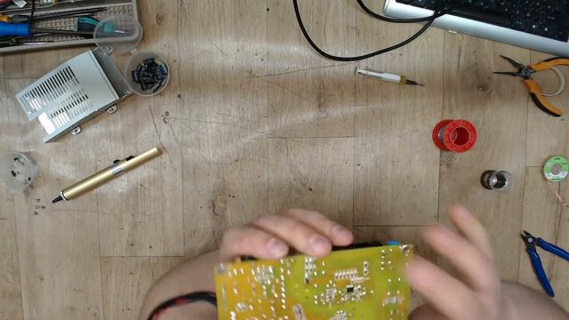 Behringer XR18 не включается