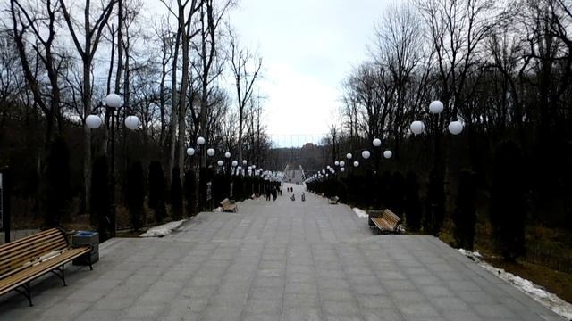 Спуск по каскадной лестнице и прогулка вдоль озера в Железноводске смотреть онлайн