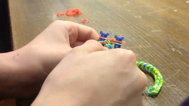 Как сплести браслет из резинок на рогатке. Браслет "Рыбий хвост" смотреть онлайн