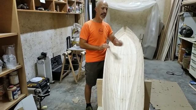 PREPARATIVOS PARA COMENZAR LA CUBIERTA DE UN KAYAK DE MADERA смотреть онлайн