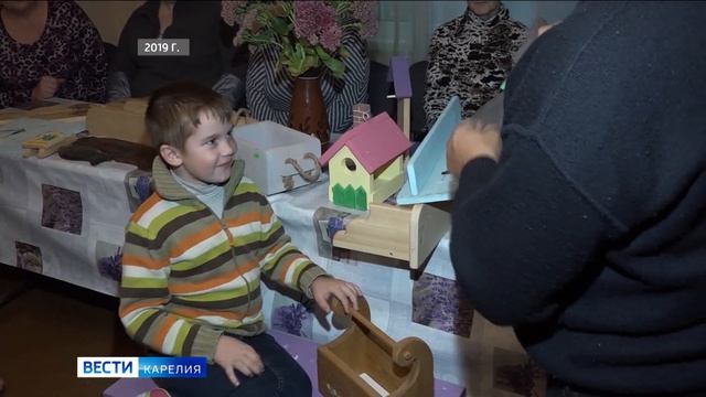 Житель поселка Кааламо учит местных школьников делать сувениры и домашнюю утварь смотреть онлайн