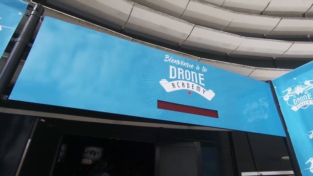 Futuroscope : on fait le tour du parc et on teste la VR 5D смотреть онлайн