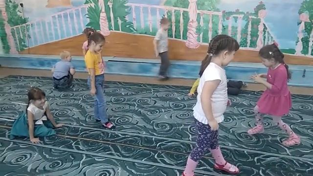 Подвижная игра "День и ночь" с детьми старшей группы смотреть онлайн