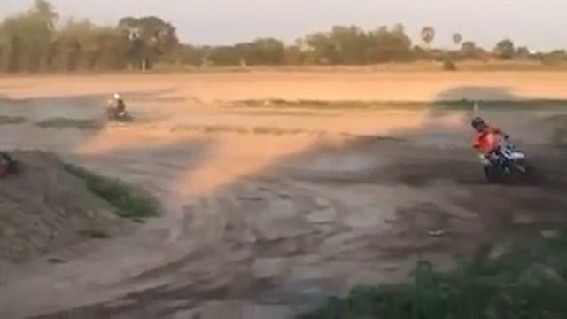 Supra X Edan Ngamuk di Grasstrack смотреть онлайн