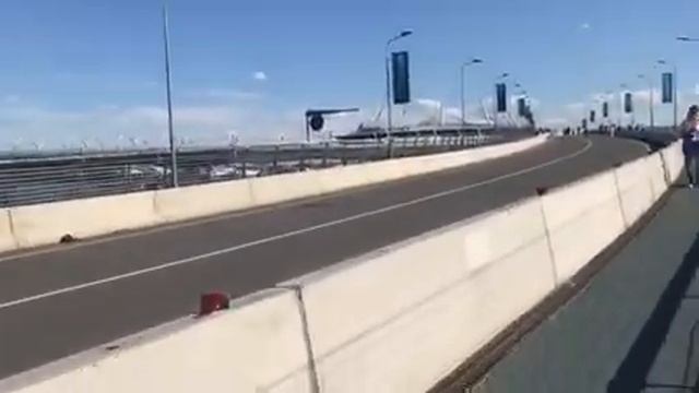 До Газпром-Арены вдоль Финского залива по пешеходному мосту смотреть онлайн