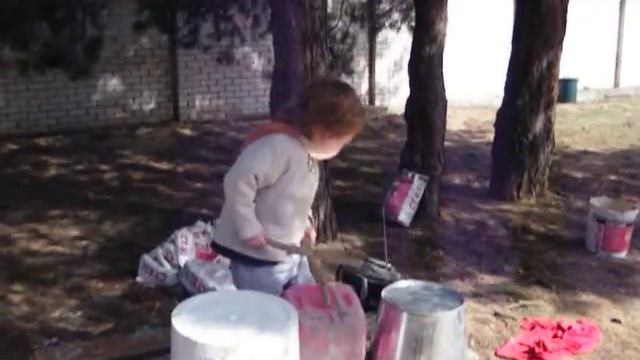 Мальчик Радовит музицирует на "барабанной установке", ведерная перкуссия смотреть онлайн