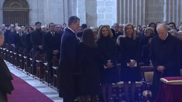 SS.MM. los Reyes asisten al funeral por la Infanta Pilar смотреть онлайн