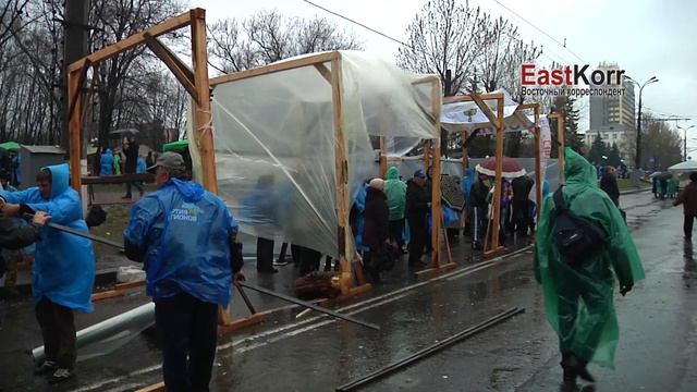 Виселицы появились у здания СБУ в Луганске смотреть онлайн