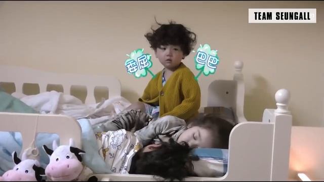 [한글자막] (+eng sub) 방개아북비 放开我北鼻 자다 일어난 하오하오 챙기는 왕잭슨 смотреть онлайн