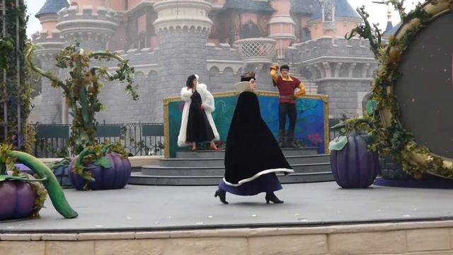 Disneyland Paris Halloween 2022, Le Repaire des Méchants Disney (Cruella, Gaston & Grimhilde) ! [HD смотреть онлайн