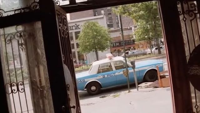 Леон. Это тебе подарок от Матильды. смотреть онлайн