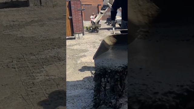 Бетонирование двора по жидким маякам #shortvideo #бетонирование