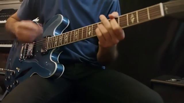 Gibson Memphis Dave Grohl ES-335 Signature (Pelham Blue) - Scarlett Music Demo смотреть онлайн