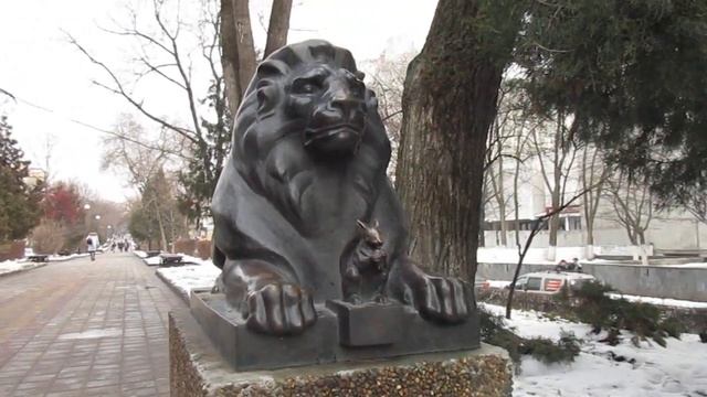 Город Ростов-на-Дону, улица Пушкинская. Сказочные персонажи под охраной. смотреть онлайн